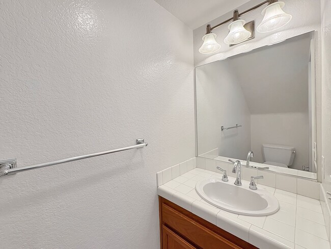 Building Photo - Beautiful 2B/2.5BA Two-Story Home with AC,...