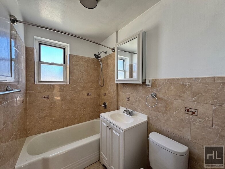 Building Photo - Newly Renovated 2 bedroom apartment spanni...