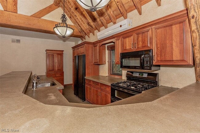 Building Photo - 7020 S Woodland Rd