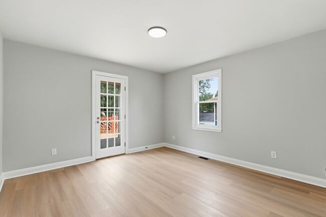 Building Photo - 3133 Willoughby Rd