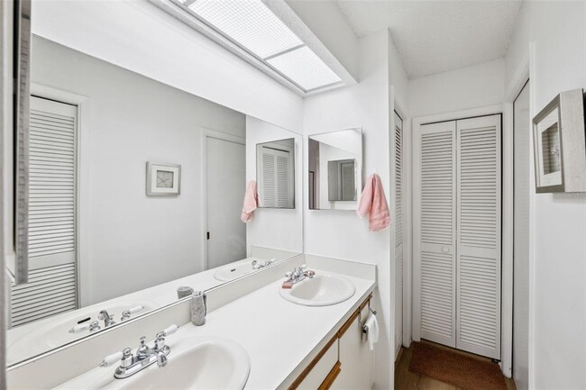 Building Photo - 2902 Oak Cir