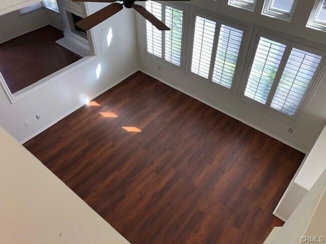 Building Photo - Beautiful End-Unit Townhome in the Desirab...