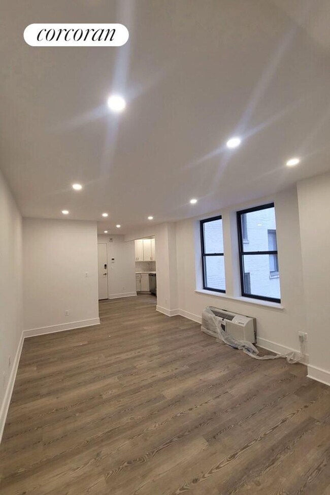 Building Photo - 45 W 81st St