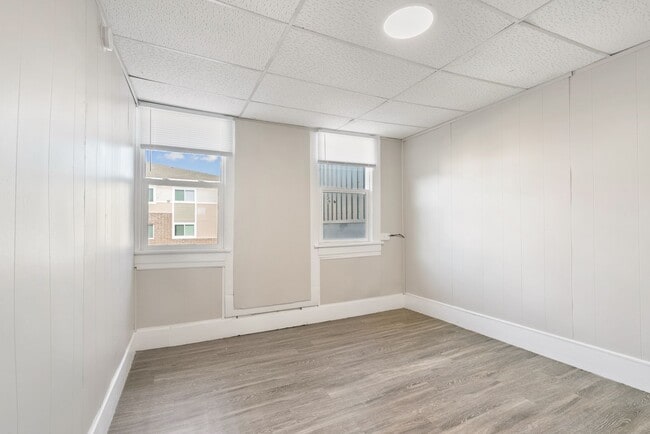 Building Photo - 2022 1/2 College St - Cedar Falls