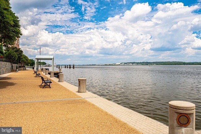 Building Photo - 17 Alexander St