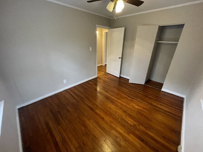 Building Photo - 2 Bedroom 1 Bathroom Duplex Downtown Raleigh!