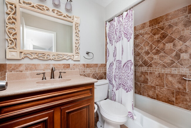 Guest Bathroom (Upper Level) - 4329 Chateau de Ville Dr