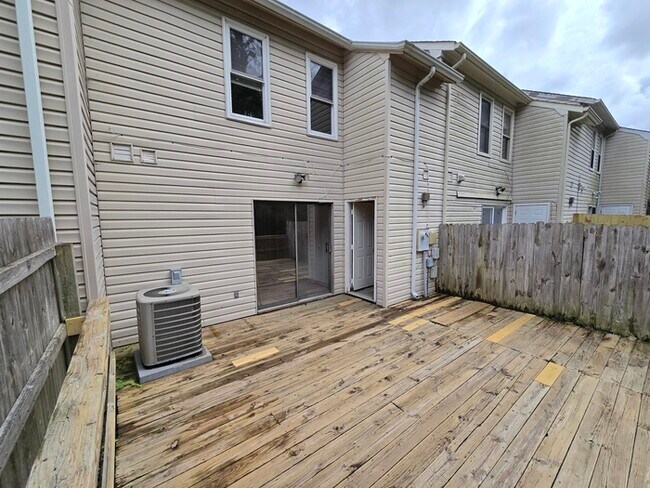 Building Photo - Awesome 3 Bed / 2 Bath Townhome with Open ...