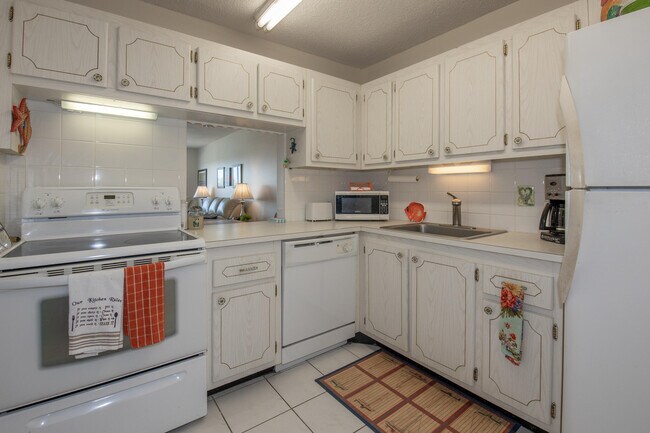 Building Photo - 1502 S Lakeside Dr