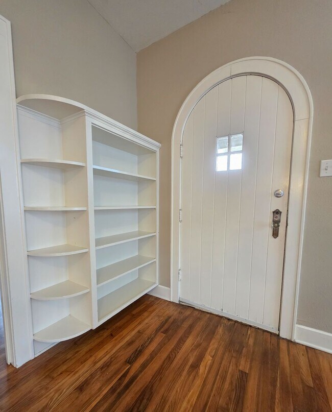 Building Photo - 3901 Red River St