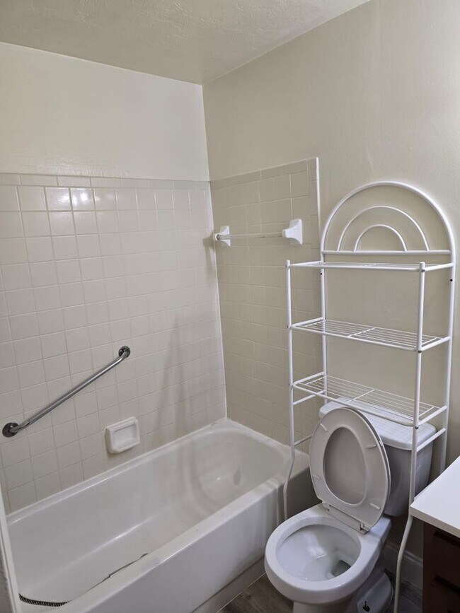 Building Photo - Beautiful 2 bedroom 1 bathroom Single Fami...
