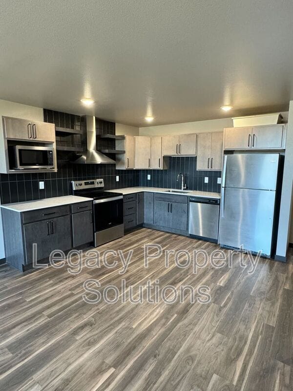 Building Photo - 220 E Greenfield Ln