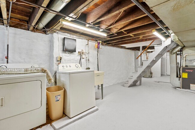 Building Photo - Newly renovated 2 Bed, 1 Bath w/ Bonus Room, Central AC, Laundry - Available October 1st!