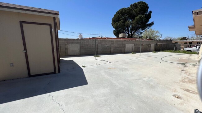 Building Photo - Beautiful home with 2 kitchens and 3 bedrooms and 2 bathrooms