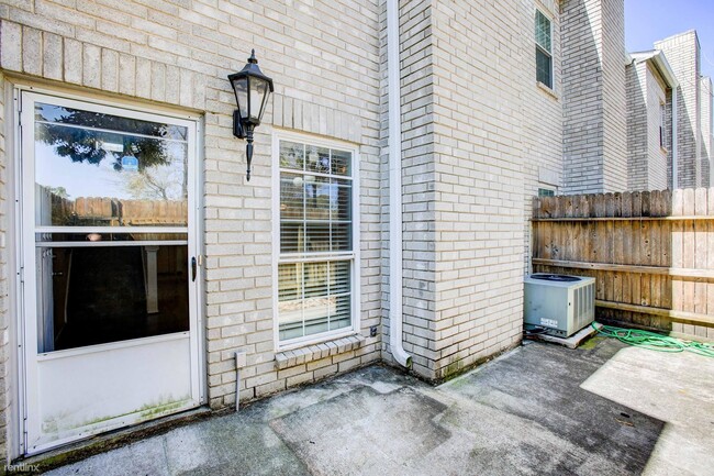 Building Photo - 2 br, 2.5 bath Townhome - 17423 Red Oak Dr...