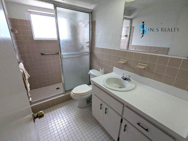 Building Photo - Large open 2/2/1 1378 Sq. Ft. with freshly...