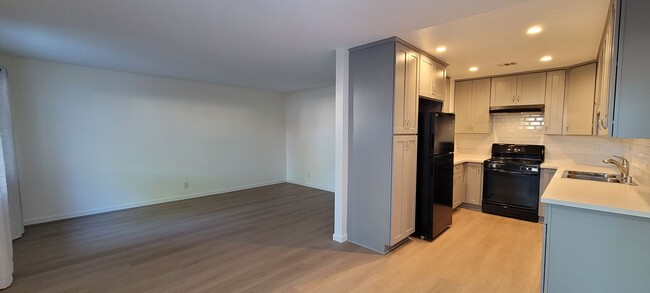 Building Photo - Parkside Ventura 2+1 Ground level Condo - ...