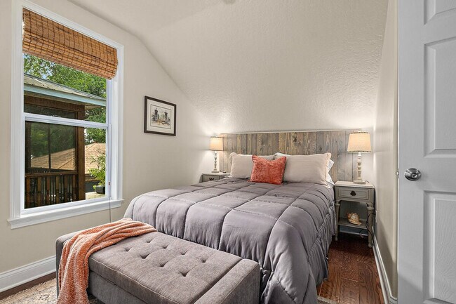 Building Photo - 27 Desoto Pl