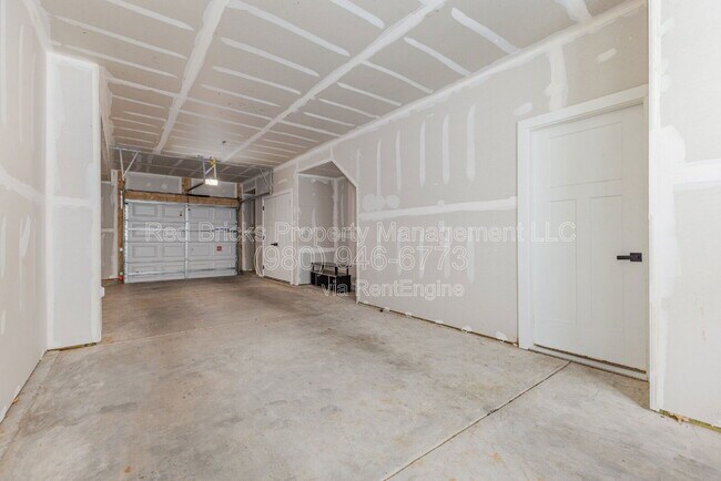 Building Photo - 6122 Cleburne Ct