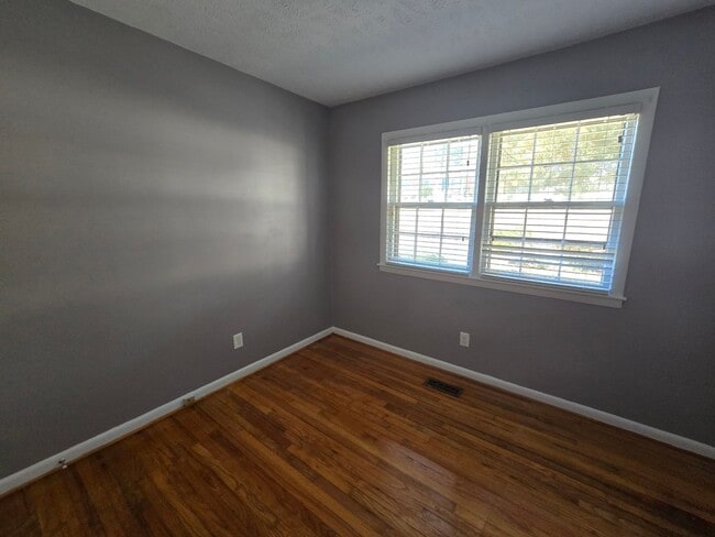 Building Photo - 733 Ashburton Dr