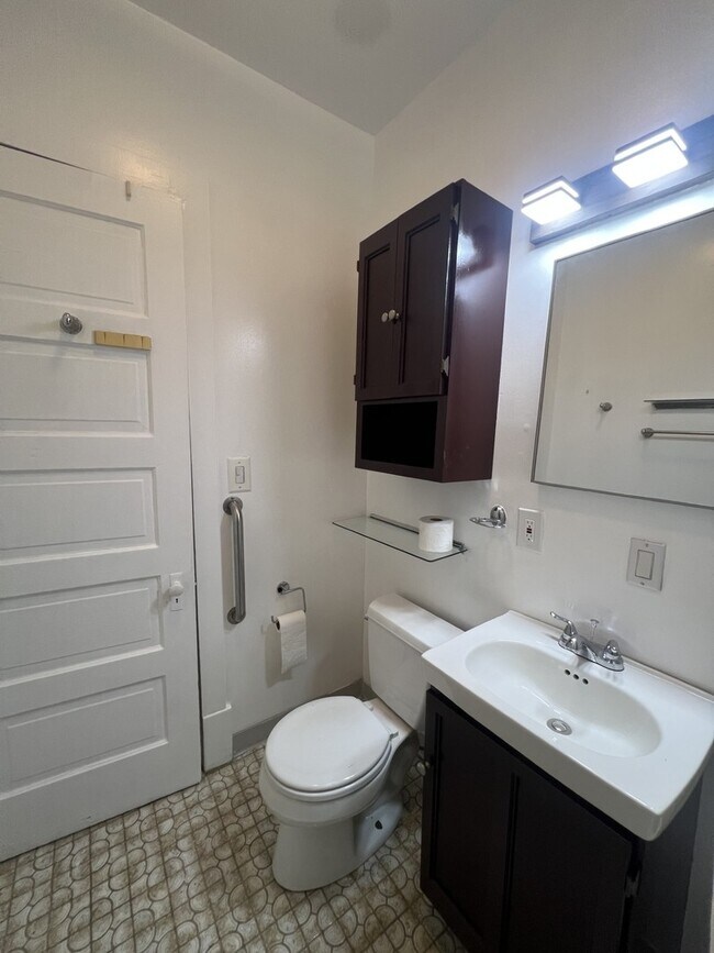 Building Photo - 3545 N Sheffield Ave