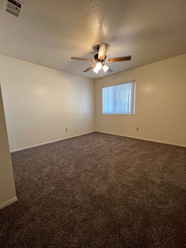 Building Photo - 3 Bedroom 2 Bath home in Hesperia Availabl...