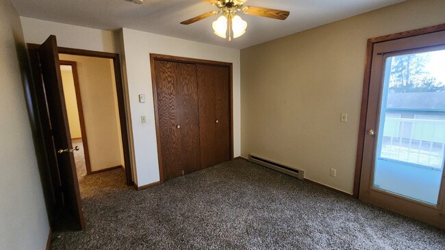 Building Photo - Large 2 Bed Apartment! Available Now! - 1/...