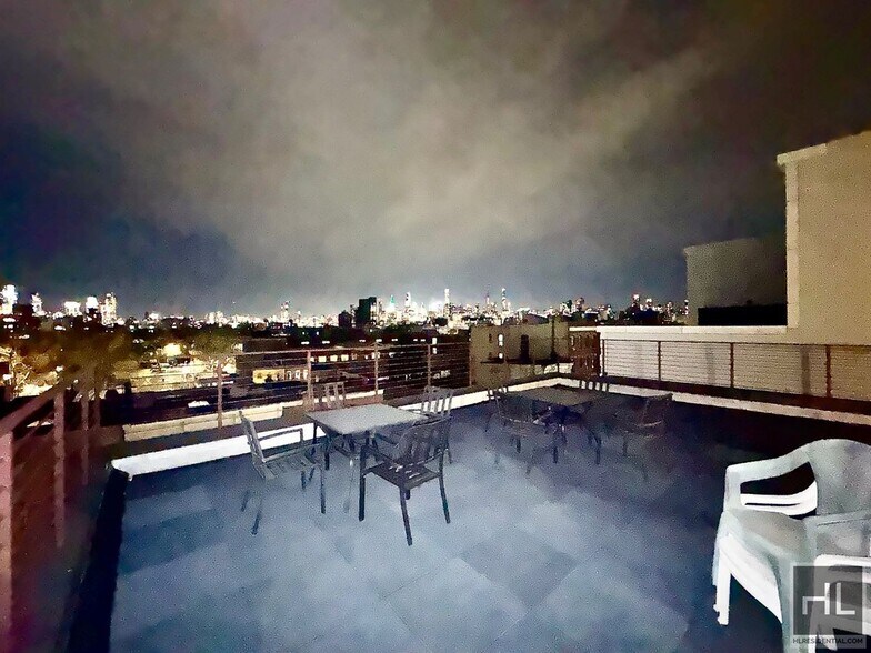 Building Photo - Gorgeous stabilized 1 bedroom with private balancony and in unit washer/dryer