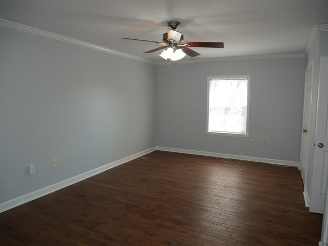 Building Photo - 4 Bedroom 3.5 Bath Corner Unit Townhouse o...