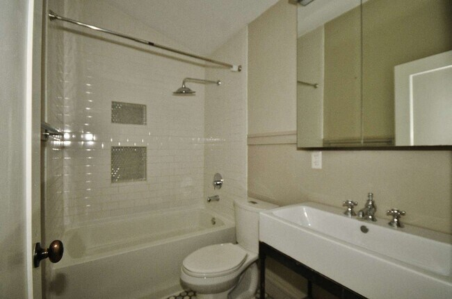Building Photo - 1606 Bingham St