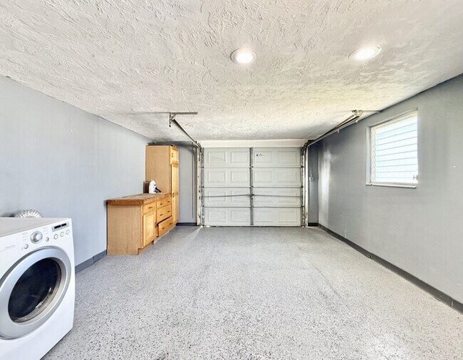 Building Photo - 3411 Cincinnati Dr