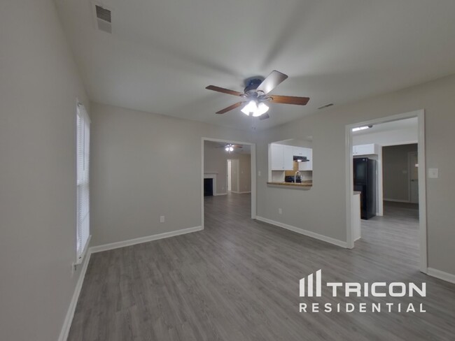 Building Photo - 5423 River Falls Dr