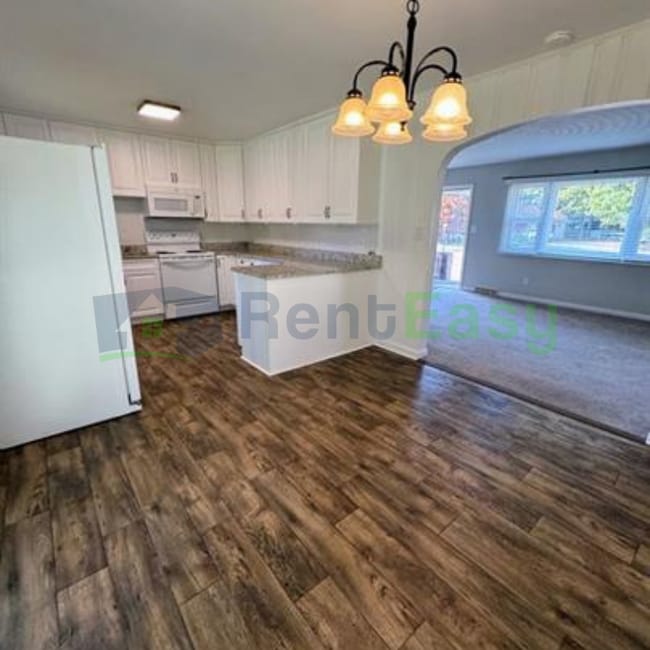 Building Photo - 300 Oakwood Ave