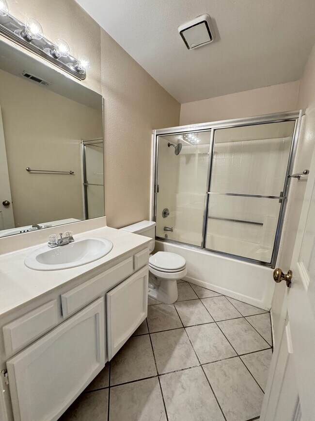 Building Photo - Large, end-unit townhome in the heart of Thousand Oaks