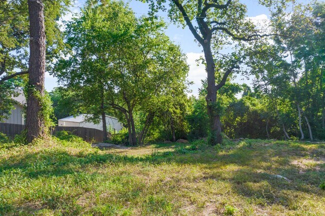 Building Photo - Gorgeous 3 bedroom 2 bathroom home