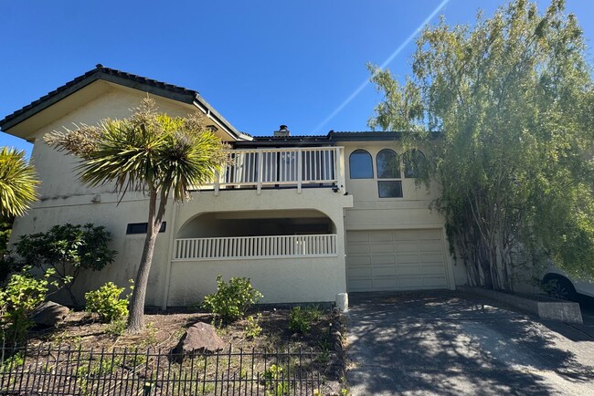 Building Photo - Spacious Home in desirable location near beaches