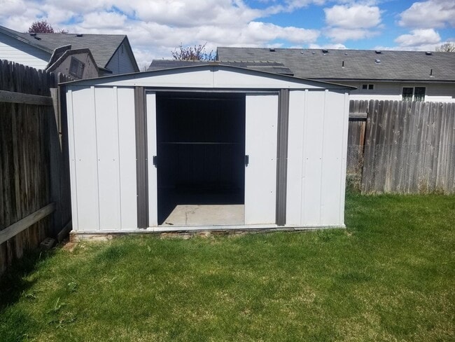 Building Photo - Great location 3 bedroom 2 bath home