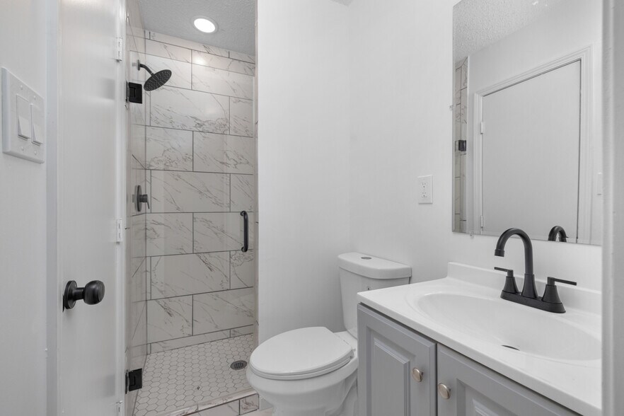 Building Photo - 5340 Lakeview Cv