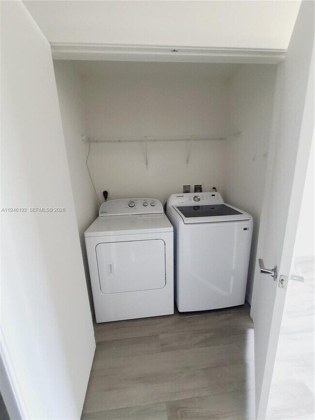 Building Photo - 999 SW 1st Ave