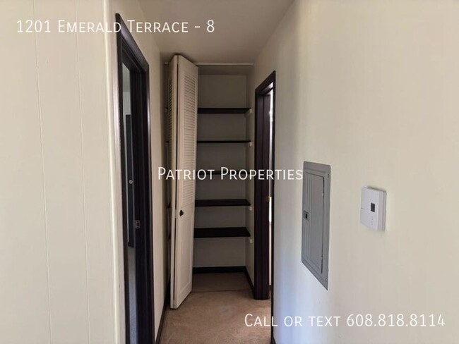 Building Photo - 1 bedroom/ 1 bath apartment in Sun Prairie...