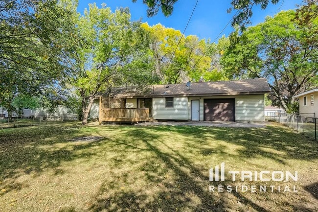 Building Photo - 600 Manor Dr NE