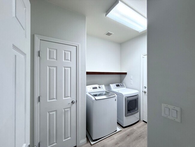 Building Photo - Great 5 bedroom home with RV Parking! Loca...