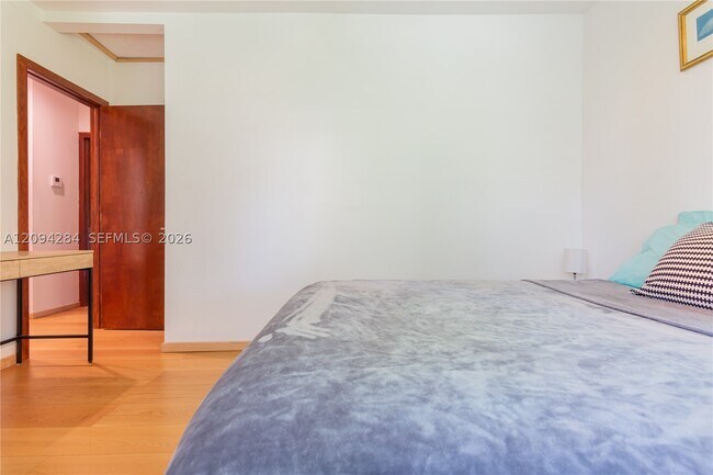 Building Photo - 523 NE 68th St