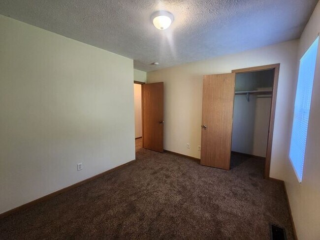 Building Photo - Enjoy comfortable living in this spacious all-electric home