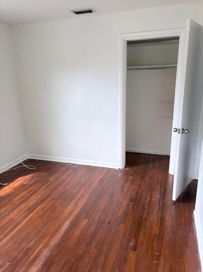 Building Photo - 213 SE 9th St