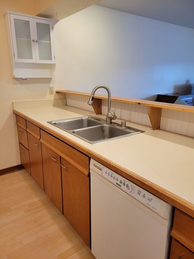 Building Photo - 2BD Condo Located in Charming Neighborhood...