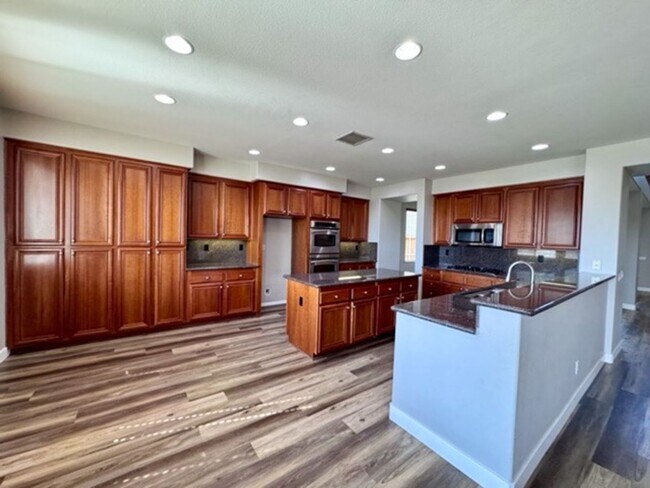 Building Photo - Oversized 5 bedroom Copper Canyon Murrieta...