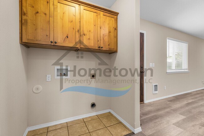 Building Photo - 2 Bedroom 1 Bath Home with Off-Street Parking Available in Coeur d'Alene!