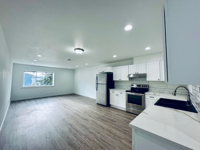 Building Photo - Spacious 3 BR / 3.5 BA Home in Prime Corvallis Location — $2,150