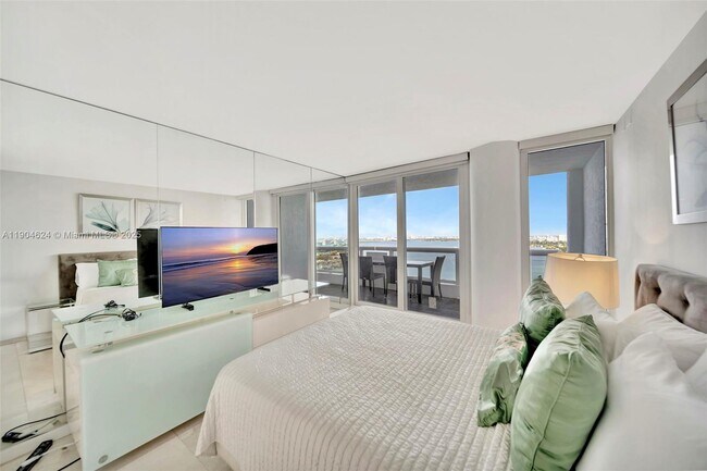 Building Photo - 1717 N Bayshore Dr